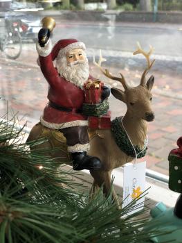 Weihnachtsmann auf Rentier mit Glocke
